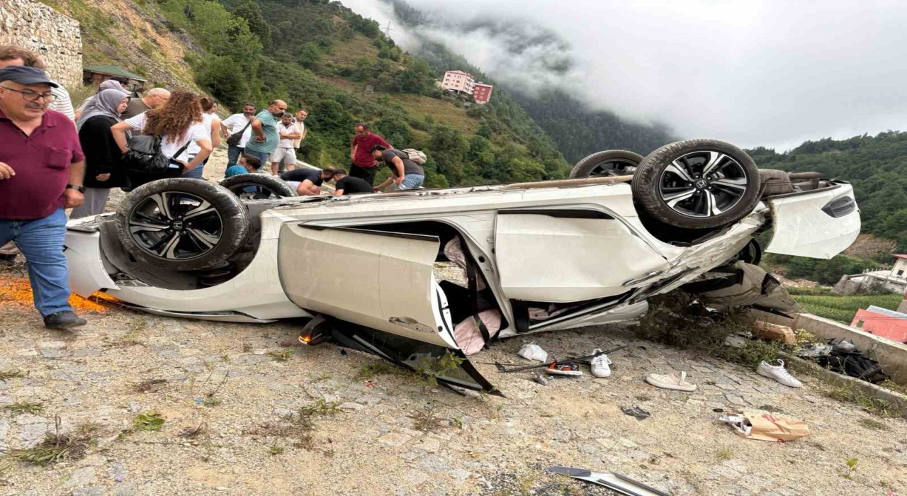 Göksu Travertenlerinde 4 kişinin yaralandığı trafik kazası güvenlik kamerasına yansıdı