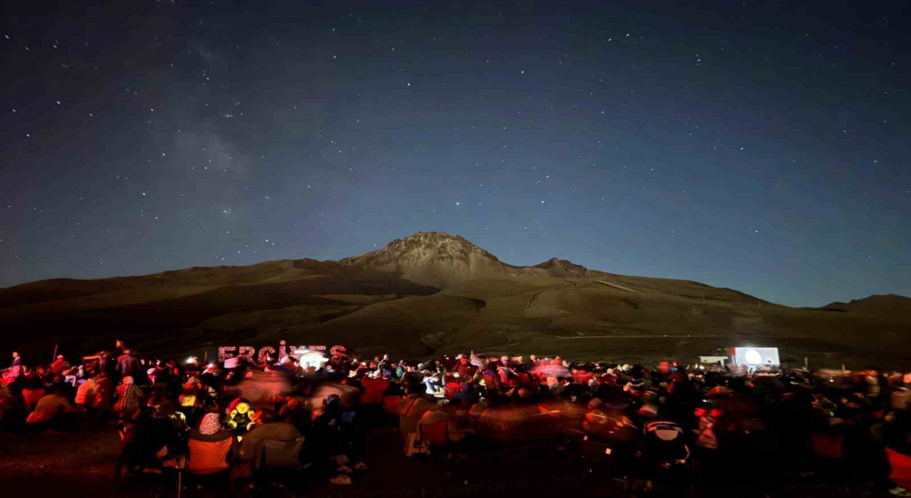 Gökyüzü tutkunları, meteor yağmurunu Kayserinin zirvesinde izledi