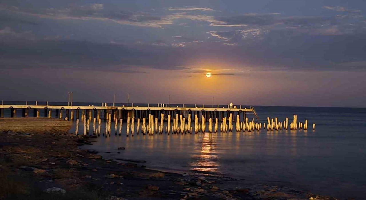 Gökyüzünde dolunay, Van Gölünde yakamoz