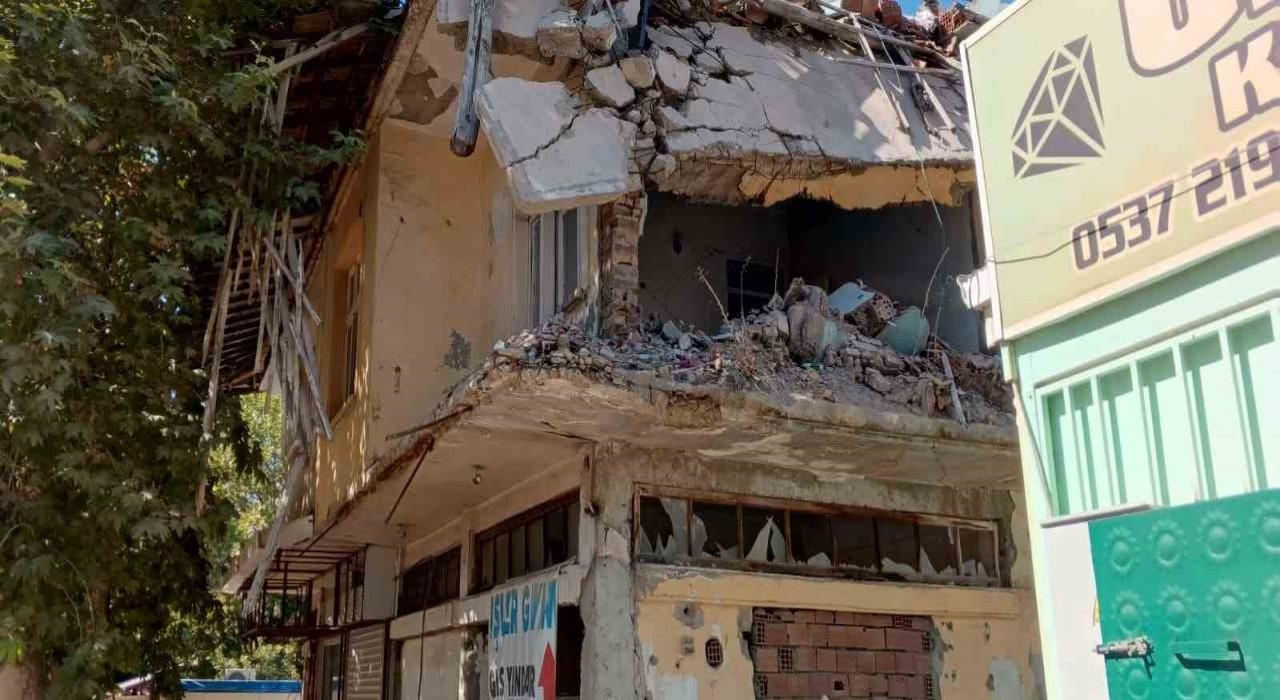 Gölbaşında yıkılmayan bina tehlike saçıyor