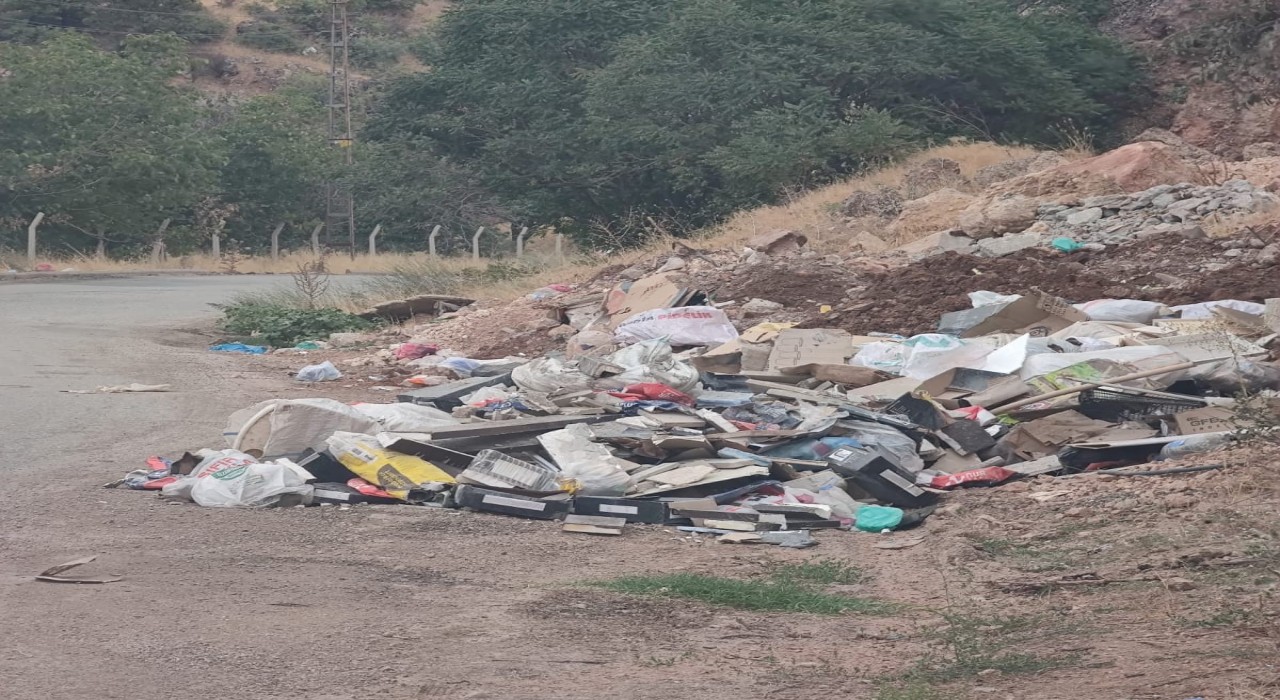 Gölbaşında yol kenarına bırakılan çöpler çevre kirliliğine yol açıyor