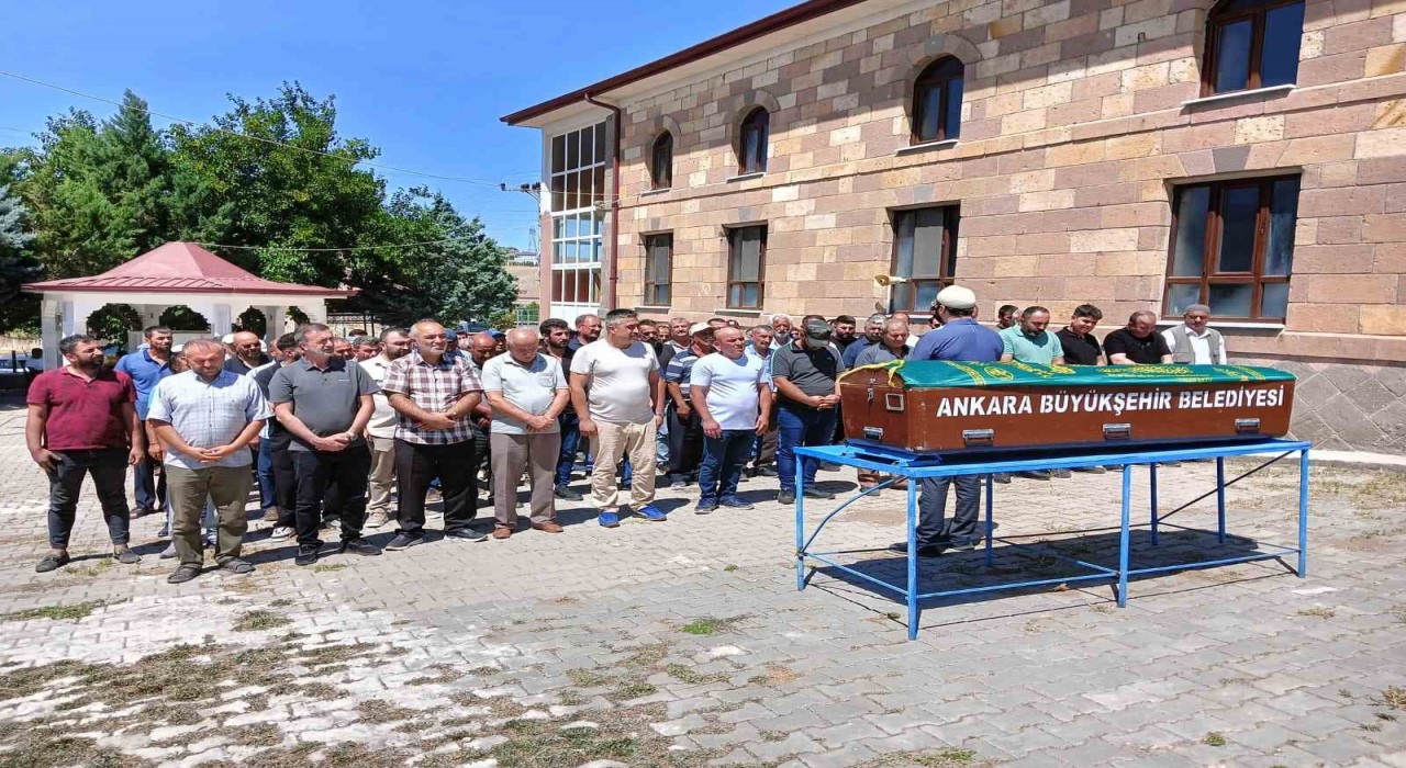 Gölde boğulan kuzenini kurtarmaya çalışırken vefat eden adam son yolcuğuna uğurlandı