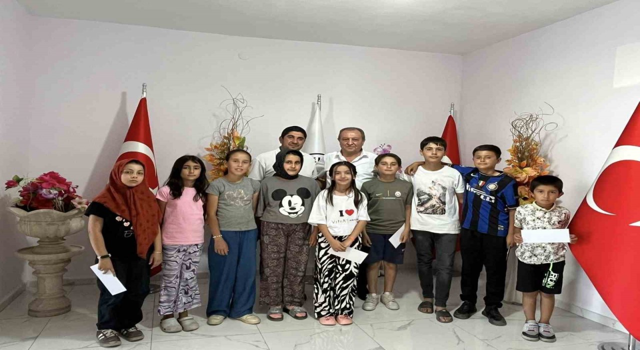 Gömü kasabasında Kuran-ı Kerime geçen başarılı öğrencilere ödül verildi