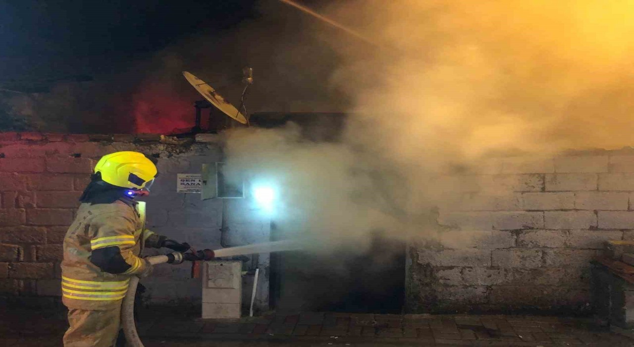 Gönende ev yangını paniğe neden oldu