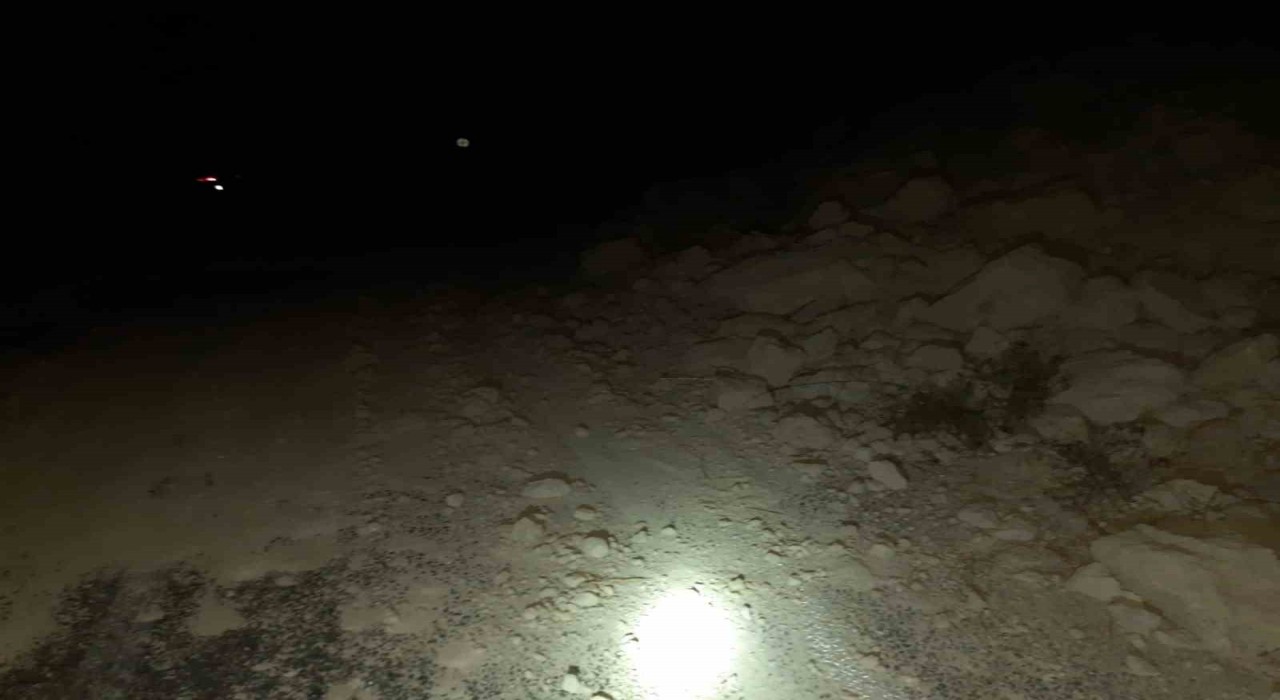 Gördeste toprak kayması yolu kapattı