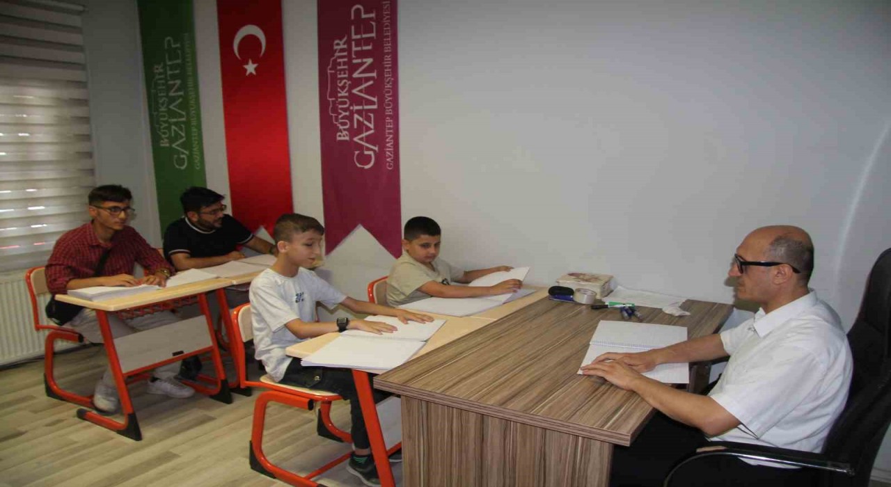 Görme engelliler, Kuran-ı Kerimi parmaklarının ucuyla öğreniyor