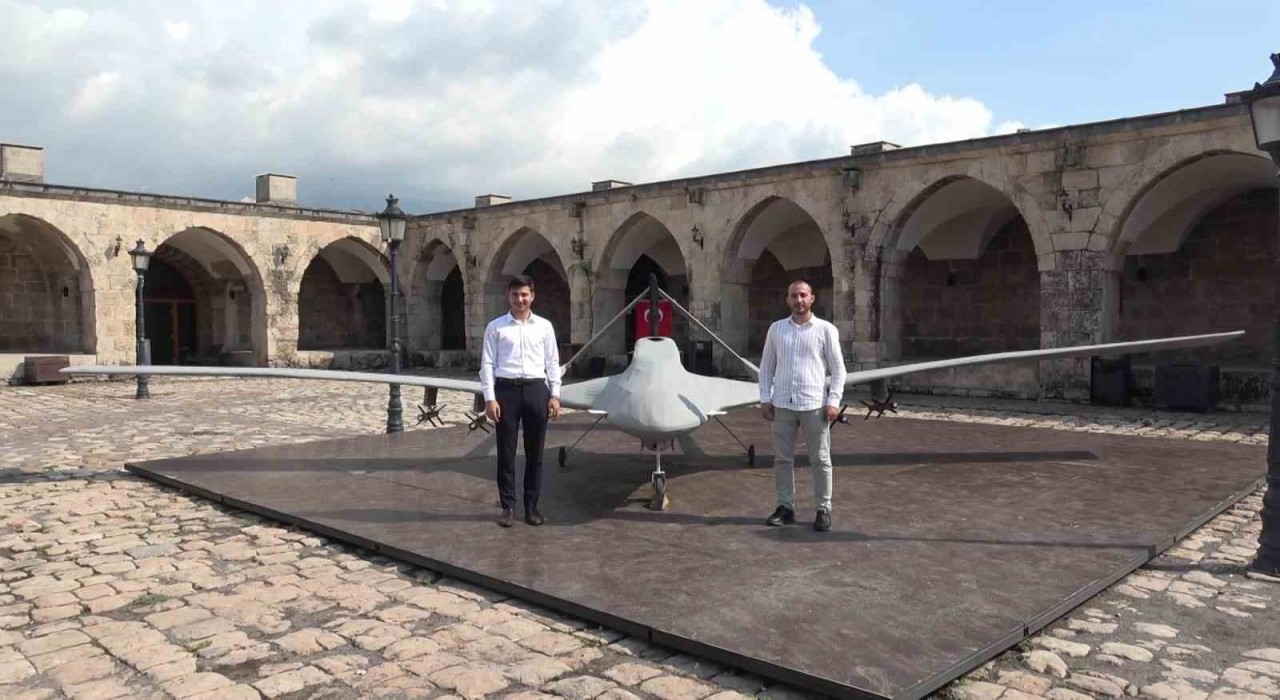 Görünümüyle mest eden yarım ton ağırlığındaki ahşap Bayraktar TB2 maketini 30 günde yaptılar