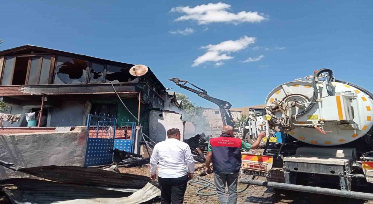 Gümüşhanede 2 katlı evde çıkan yangın paniğe neden oldu