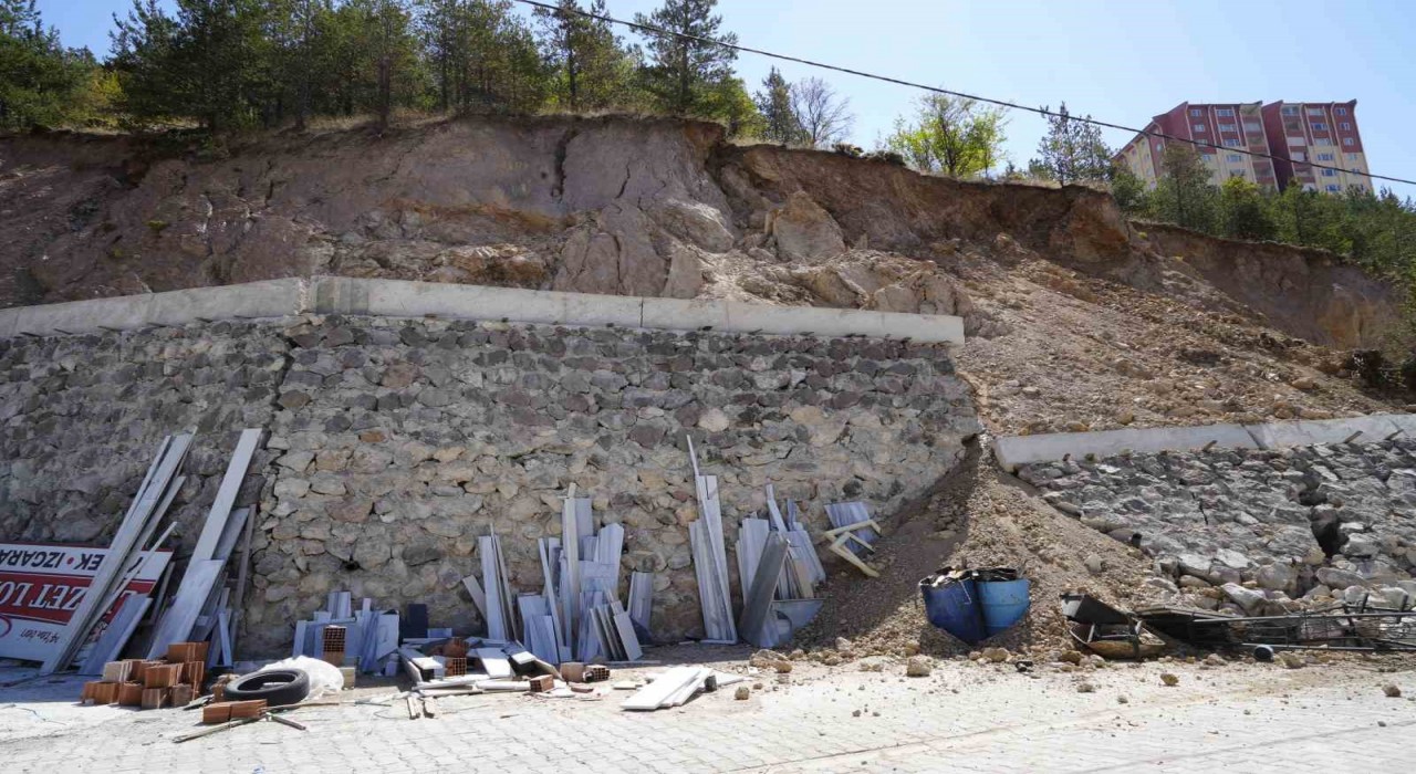 Gümüşhanede sanayi sitesinde heyelan riski nedeniyle 25 iş yeri boşaltıldı