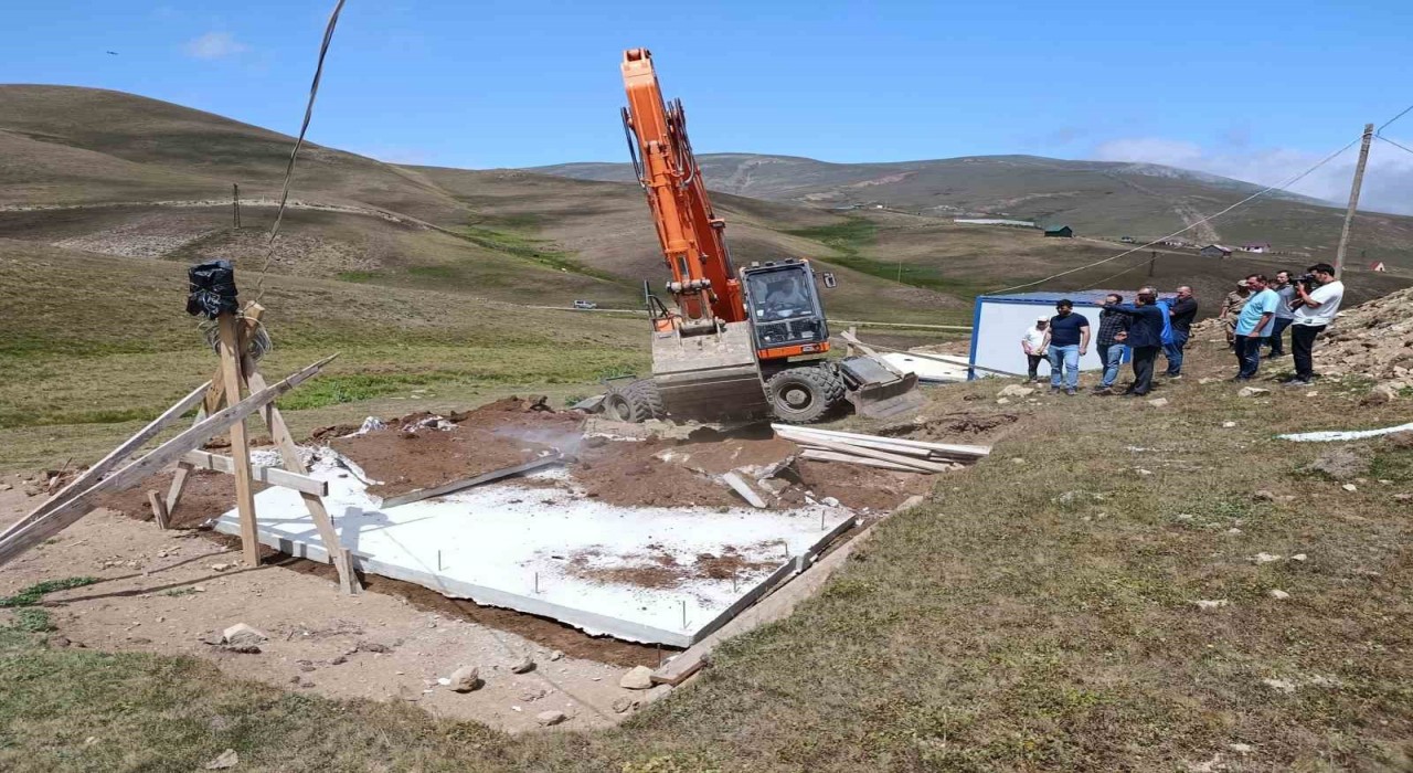 Gümüşhanede yayladaki kaçak yapılar yıkılıyor