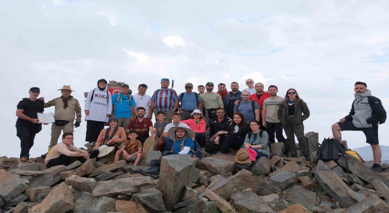 Gümüşhanenin zirvesinde Ormanları Koru mesajı