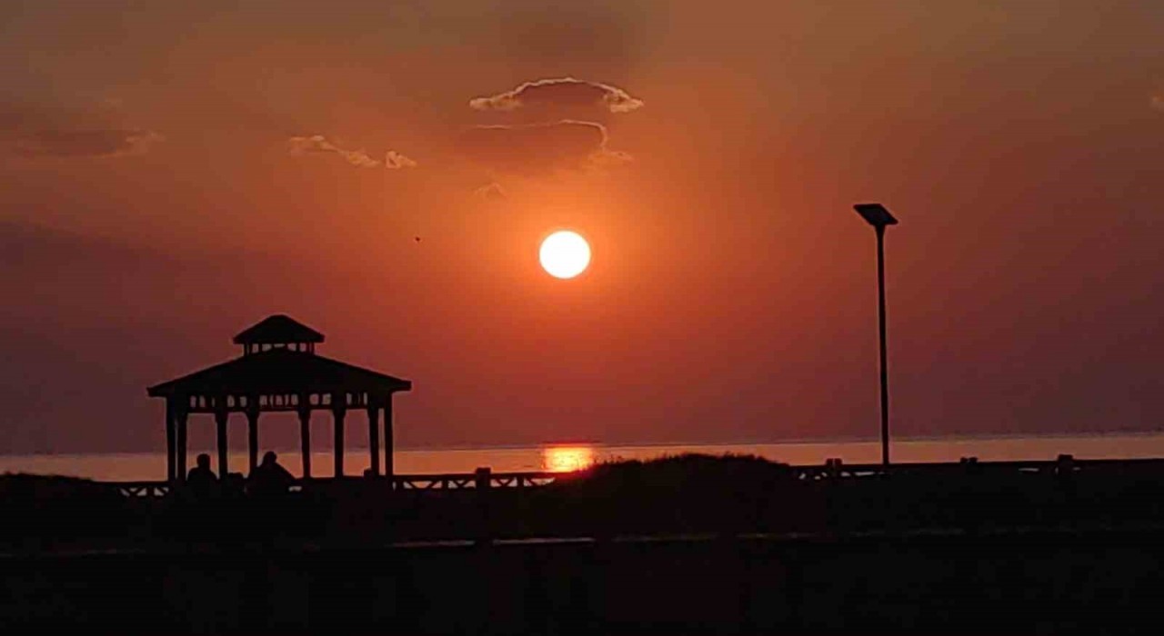 Gün batımı Van Gölünde seyirlik bir güzellik sunuyor