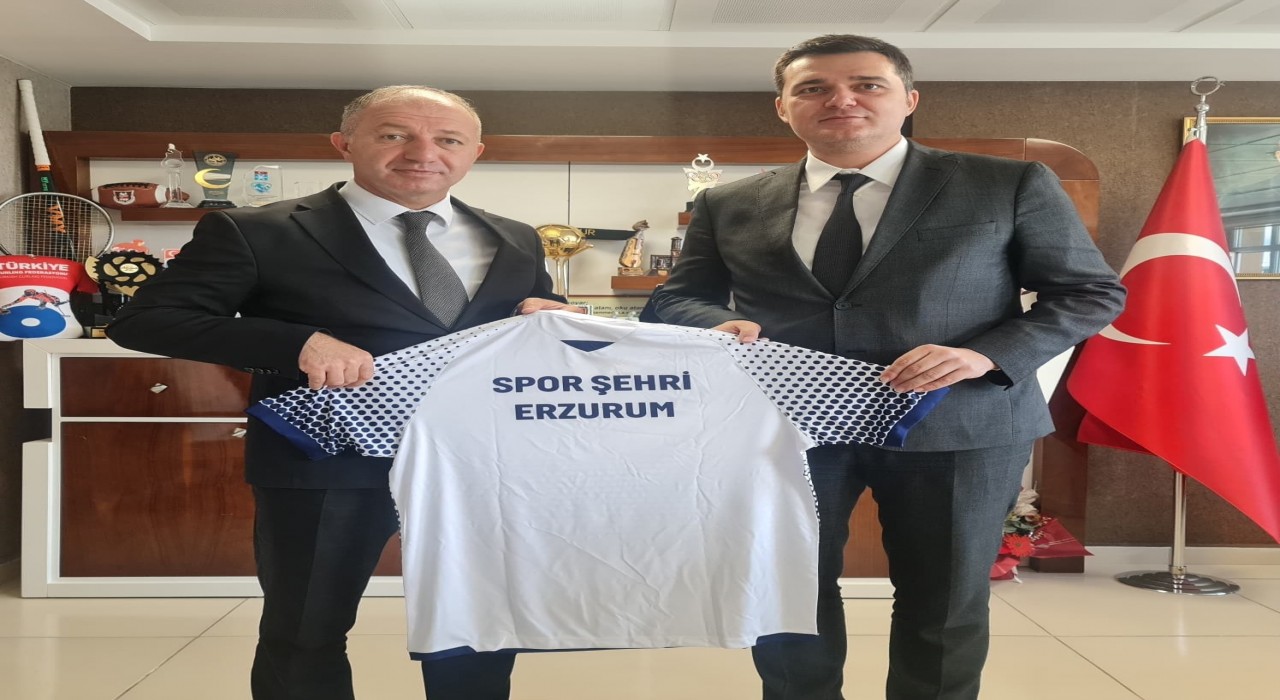 Günaydına forma hediye etti