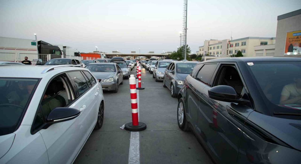 Gurbetçiler akın akın Avrupaya dönüyor