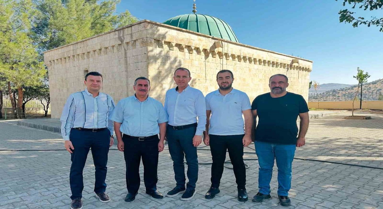 Güzel ve beraberindekiler Sad Bin Ebu Vakkas türbesini ziyaret etti