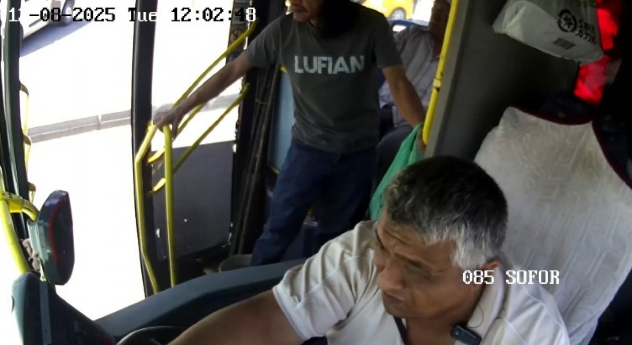 Güzergahını değiştirip baygınlık geçiren kadını hastaneye götürdü