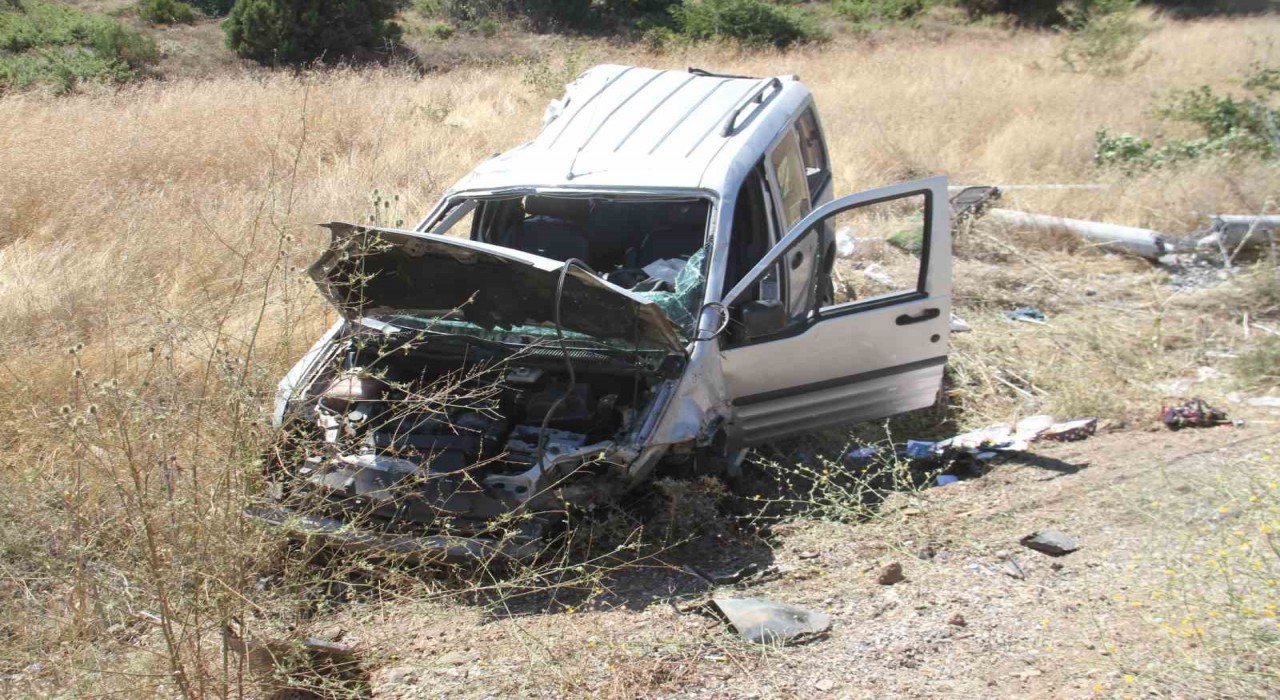 Hafif ticari araç önce ağaca sonra direğe çarptı: 5 yaralı