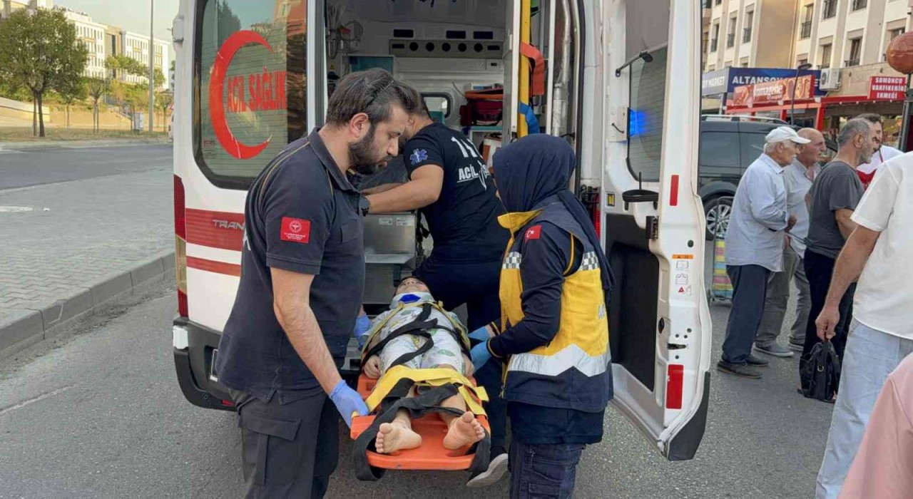 Hafif ticari aracın çarptığı çocuk hastanelik oldu
