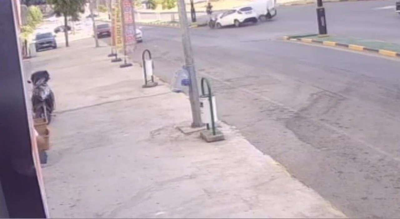 Hafif ticari araçla çarpışan otomobil apartmanın bahçesine uçtu: 3 yaralı