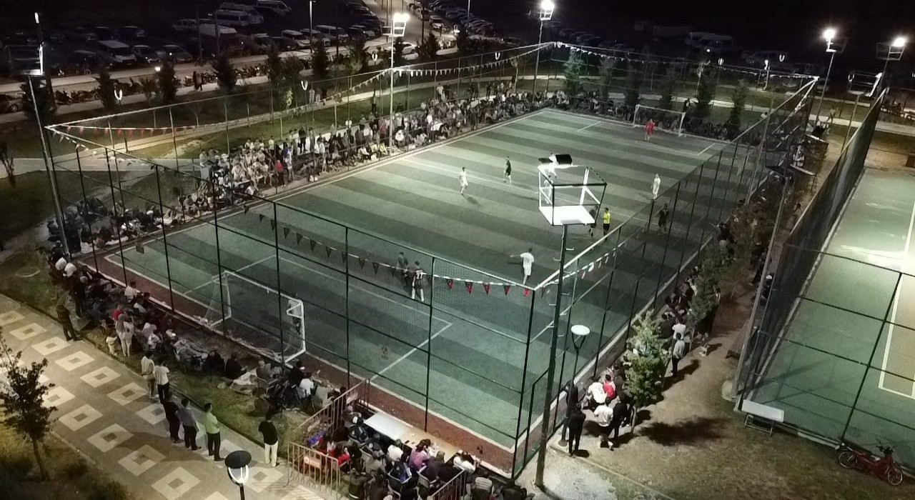 Hakemin kararına tepki gösteren taraftarlar saha kapısına akın etti