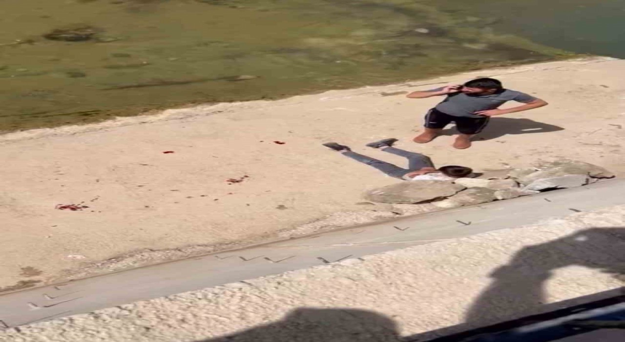 Hakkaride duvardan dereye düşen çocuk ölümden döndü