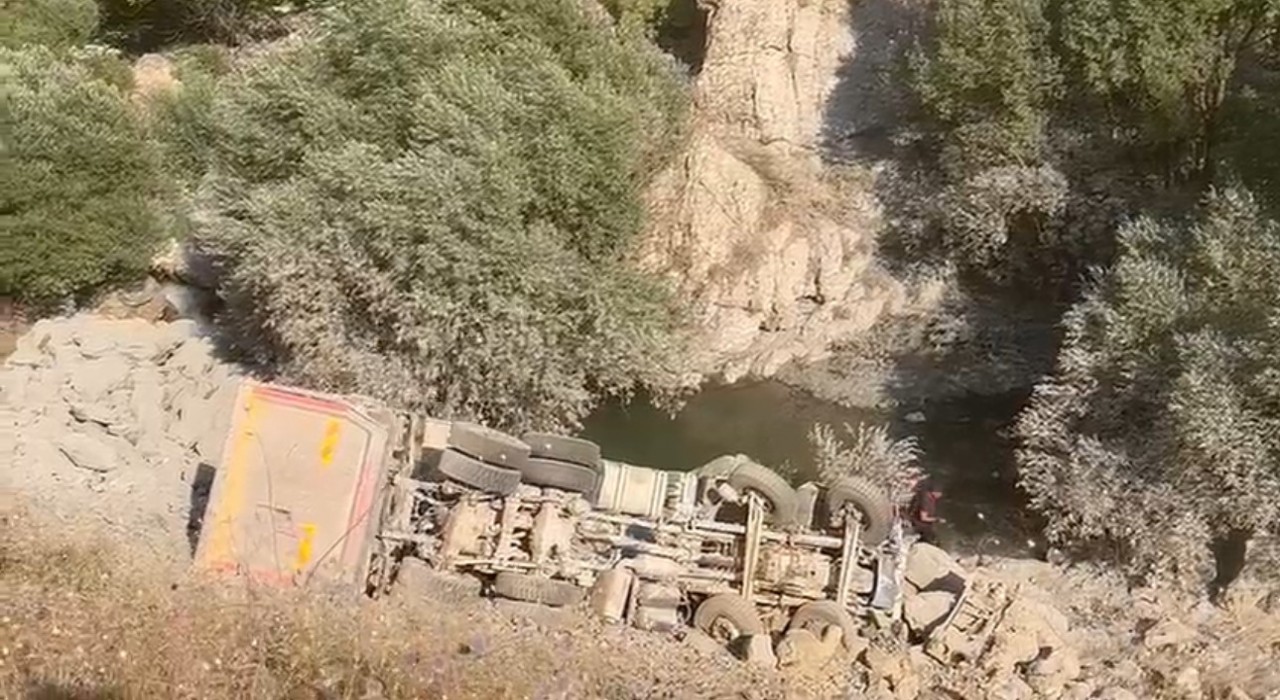 Hakkaride kamyon uçuruma yuvarlandı: 1 ölü