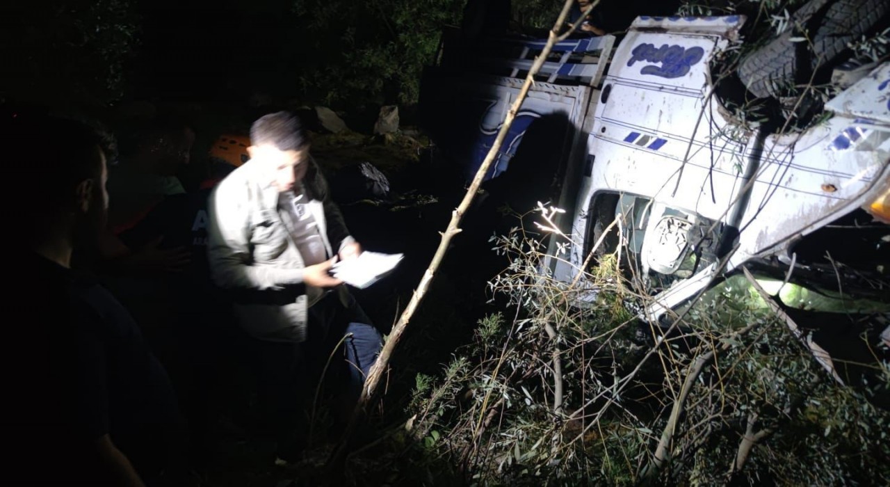 Hakkaride kamyonet şarampole yuvarlandı: 2 yaralı