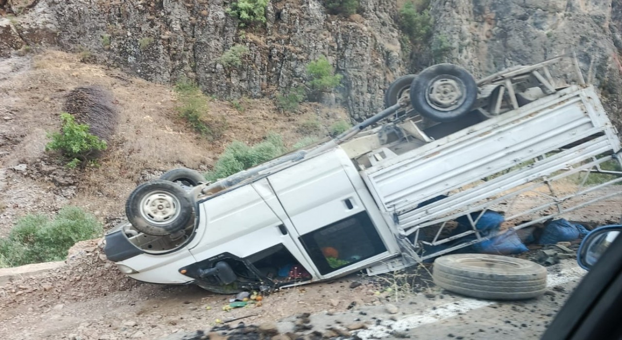 Hakkaride kamyonet takla attı: 2 yaralı