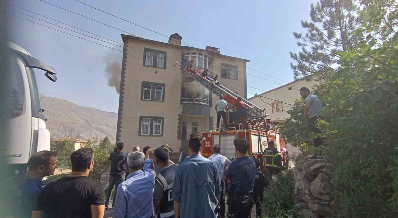 Hakkaride korkutan yangın