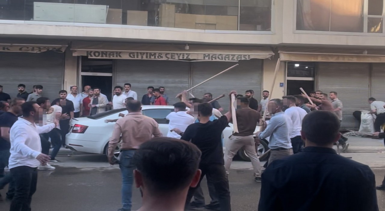 Hakkaride taşlı ve sopalı kavga: 3 yaralı