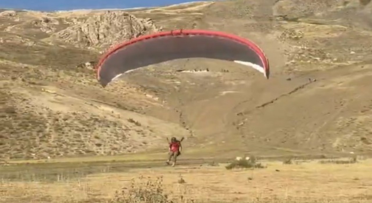 Hakkaride yamaç paraşütü eğitimi düzenlendi