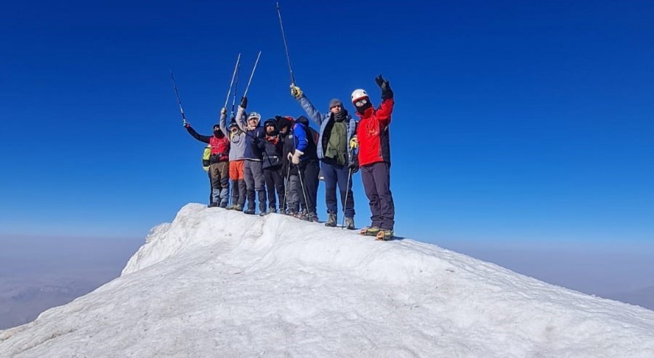 Hakkarili dağcılar rehberliğinde Ağrı Dağına zirve tırmanışı