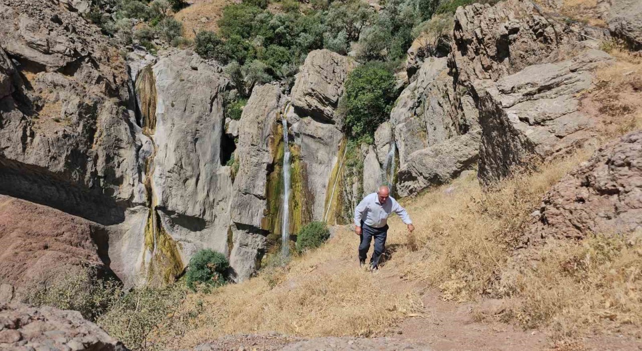 Hakkarinin saklı cenneti Marînüs Şelalesi insanları büyülüyor