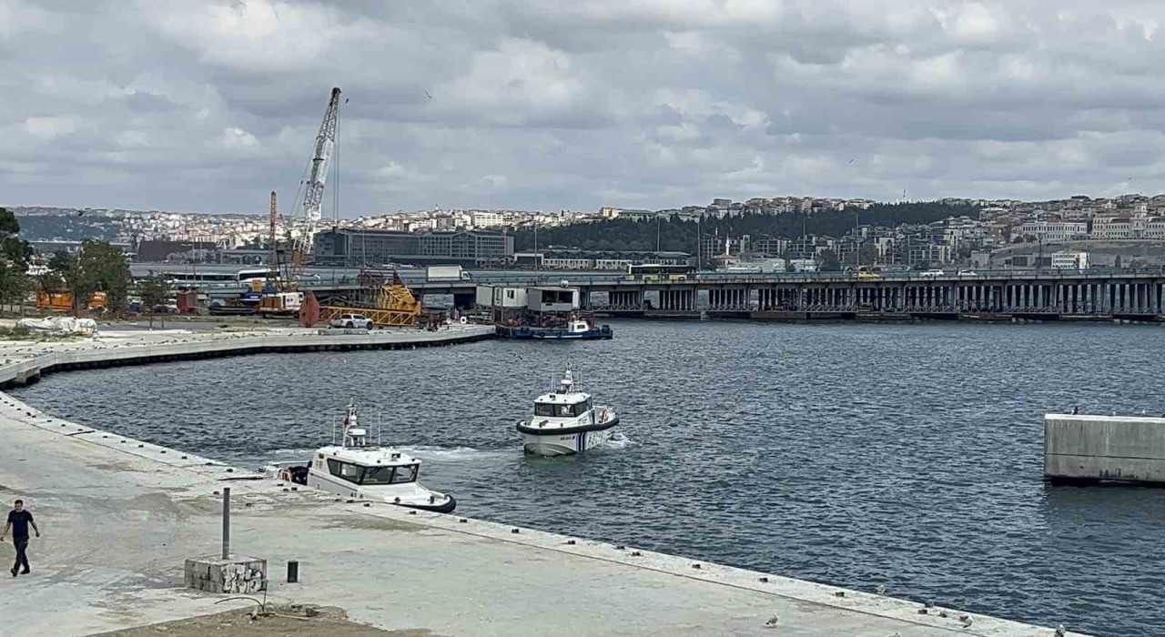 Haliç Metro Köprüsünden denize atlayan adamın cansız bedeni çıkarıldı
