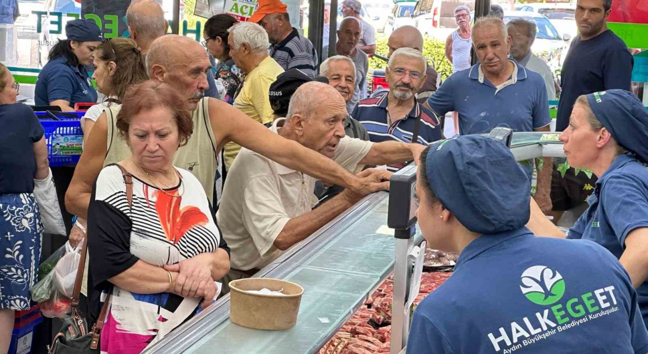 Halk Ege Ette 30 Ağustos İndirimi yoğun ilgi gördü