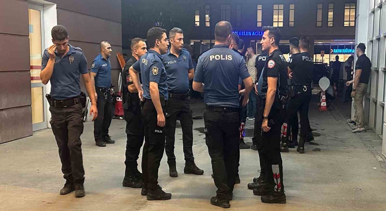 Hastanede bahçesinde bıçaklı kavga: 1i ağır 2 yaralı