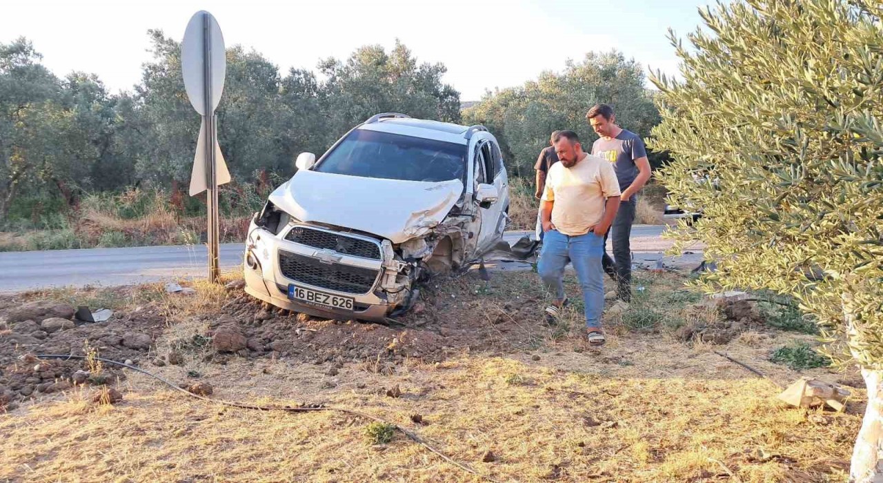 Hatalı sollama kazayı beraberinde getirdi: 3 araç birbirine girdi