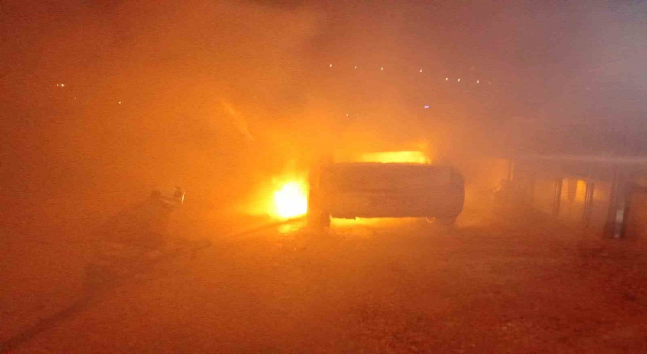 Hatayda 2 farklı noktada çıkan yangında 2 araç yandı