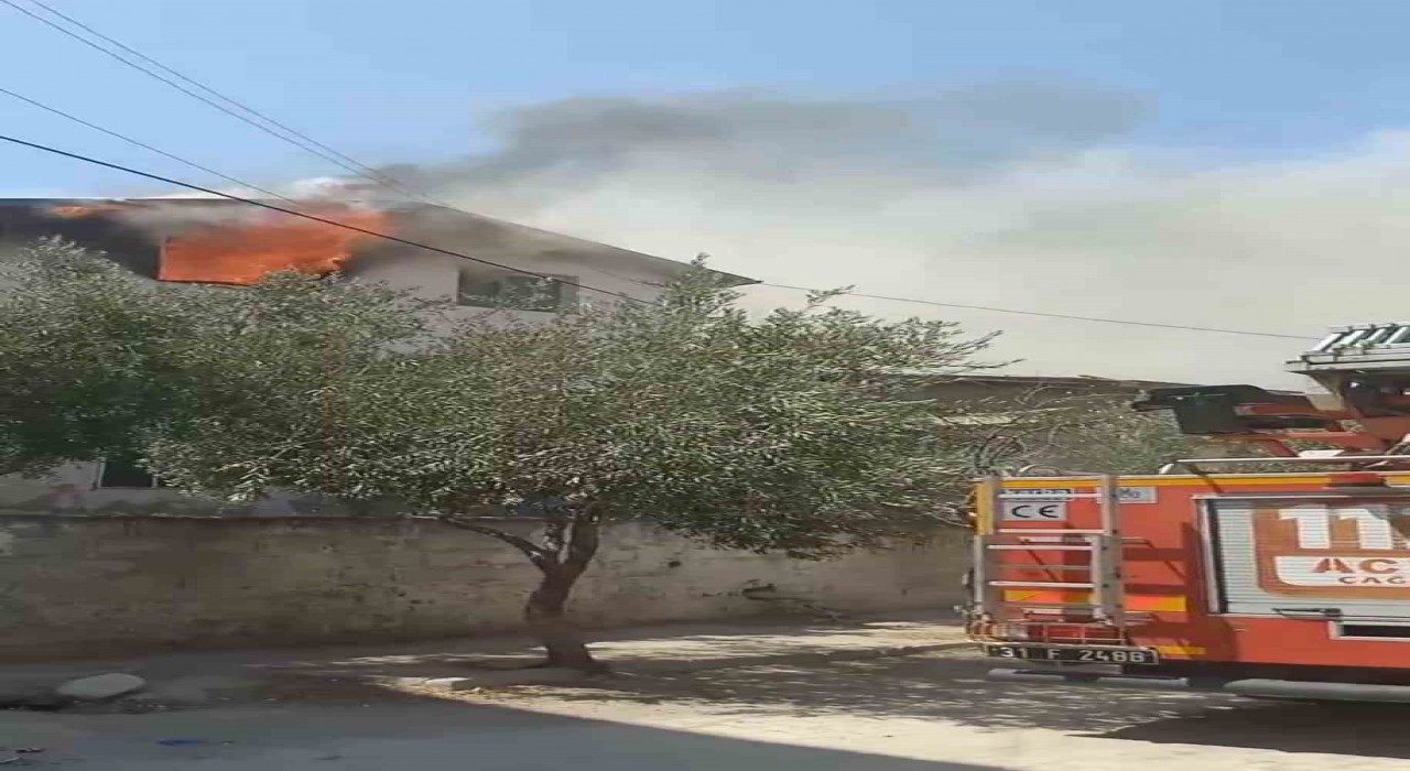 Hatayda ev yangını: Anne kurtarılırken, 3 yaşındaki çocuk hastaneye kaldırıldı