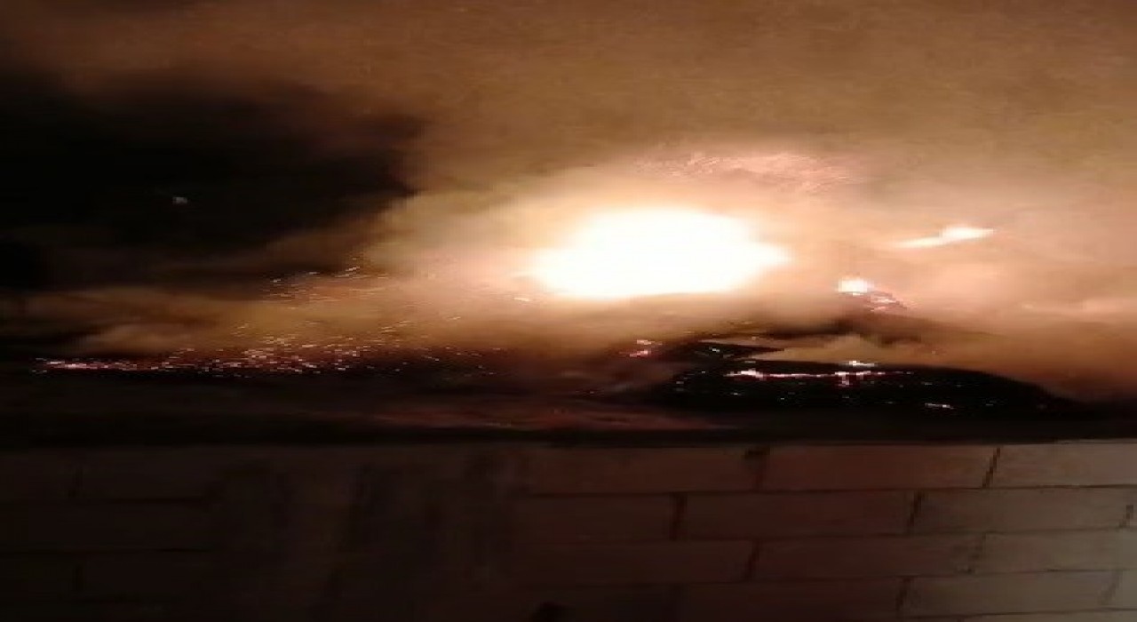 Hatayda samanlıkta çıkan yangını itfaiye söndürdü