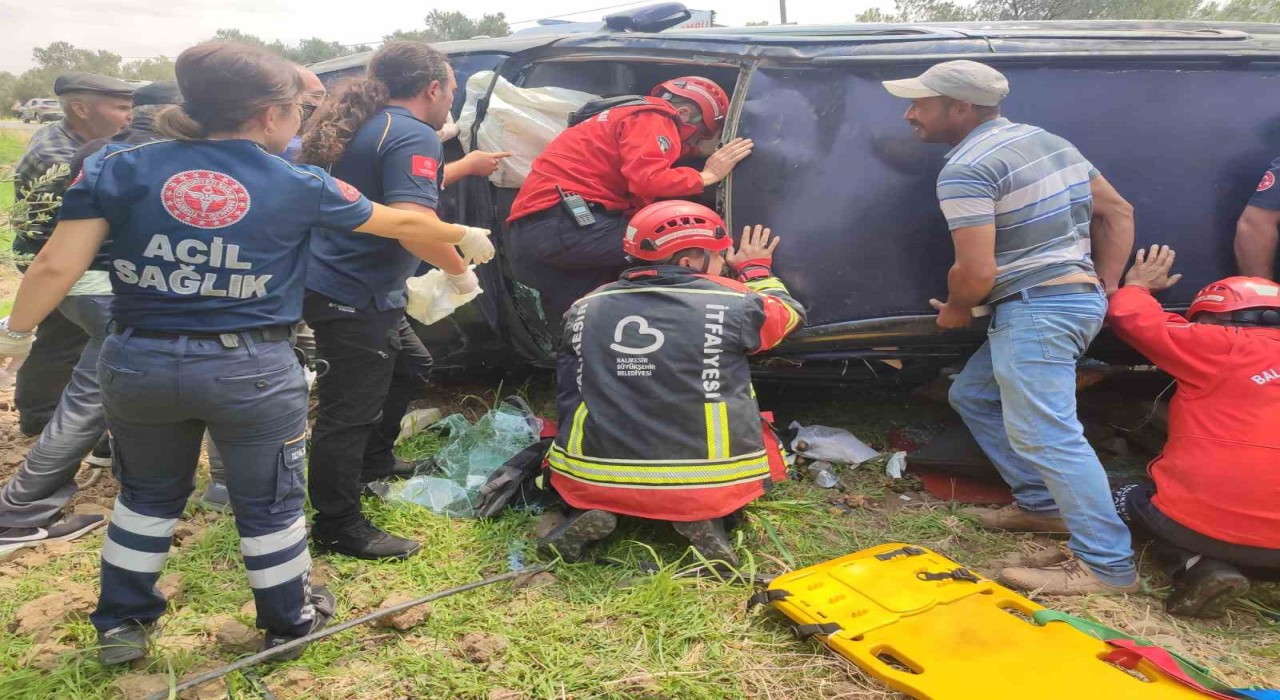 Havranda sıkışmalı trafik kazası: Sürücü kurtarıldı