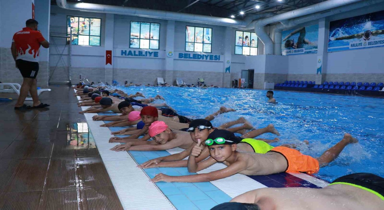 Havuz keyfi çocukların ve gençlerin yüzünü güldürdü