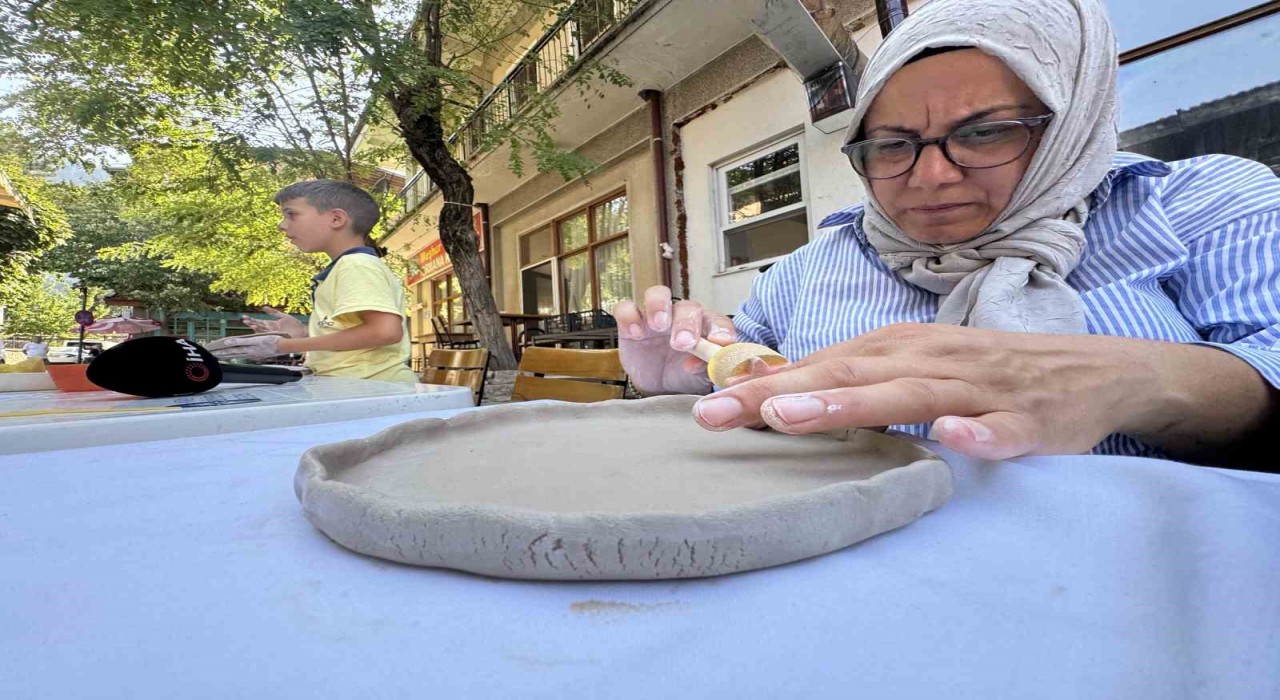 Hayallerini ata toprağında açtığı seramik atölyesiyle gerçekleştirdi