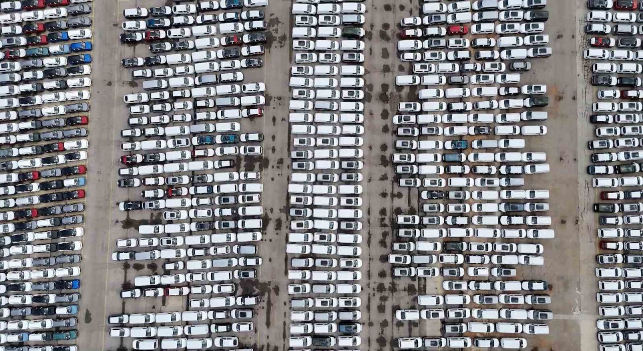 Haydarpaşa Limanında binlerce ithal sıfır araç havadan görüntülendi