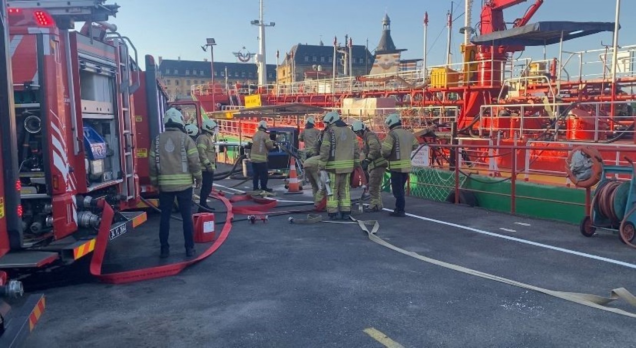 Haydarpaşa Limanında yakıt ikmal gemisinde yangın