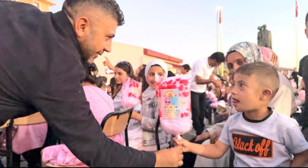 Hayırsever iş insanı Kayada 3 bin çocuğa pamuk şekeri ikramı