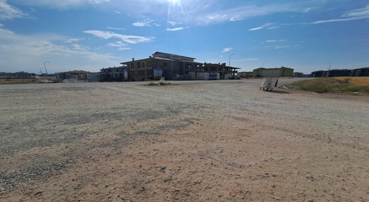 Her araç geçişinde sokak toz duman oluyor