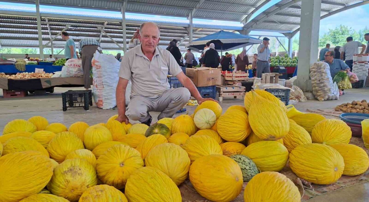 Hisarcıkta yerli kavun 20 TLden tezgâhta yerini aldı