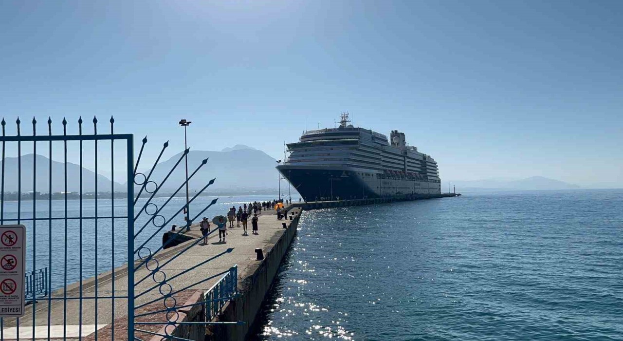 Hollanda bandıralı 2 bin 110 yolcu 784 mürettebatlı kruvaziyer gemisi Alanyaya ulaştı