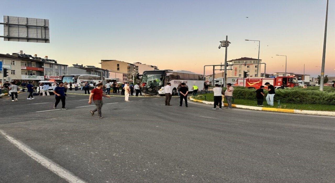 Horasanda yolcu otobüsü ile traktör çarpıştı: 8 yaralı